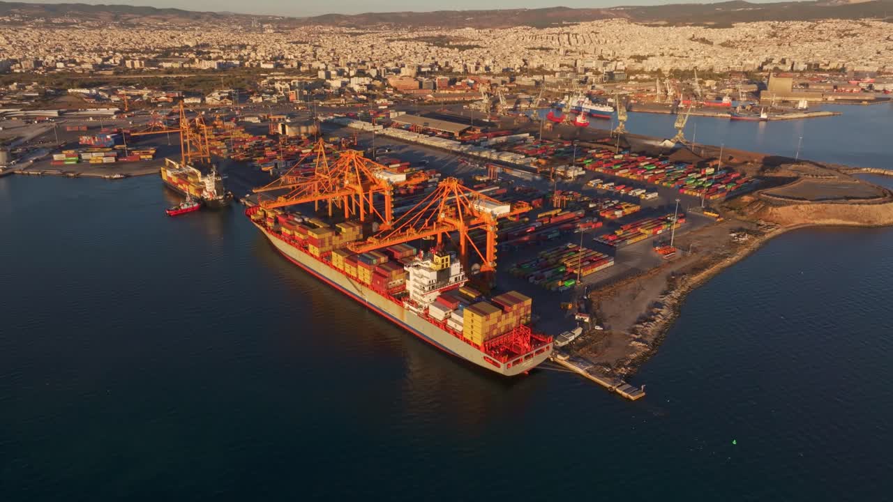 Thessalonikis havn ved solnedgang med containerskibe på havet, Grækenland