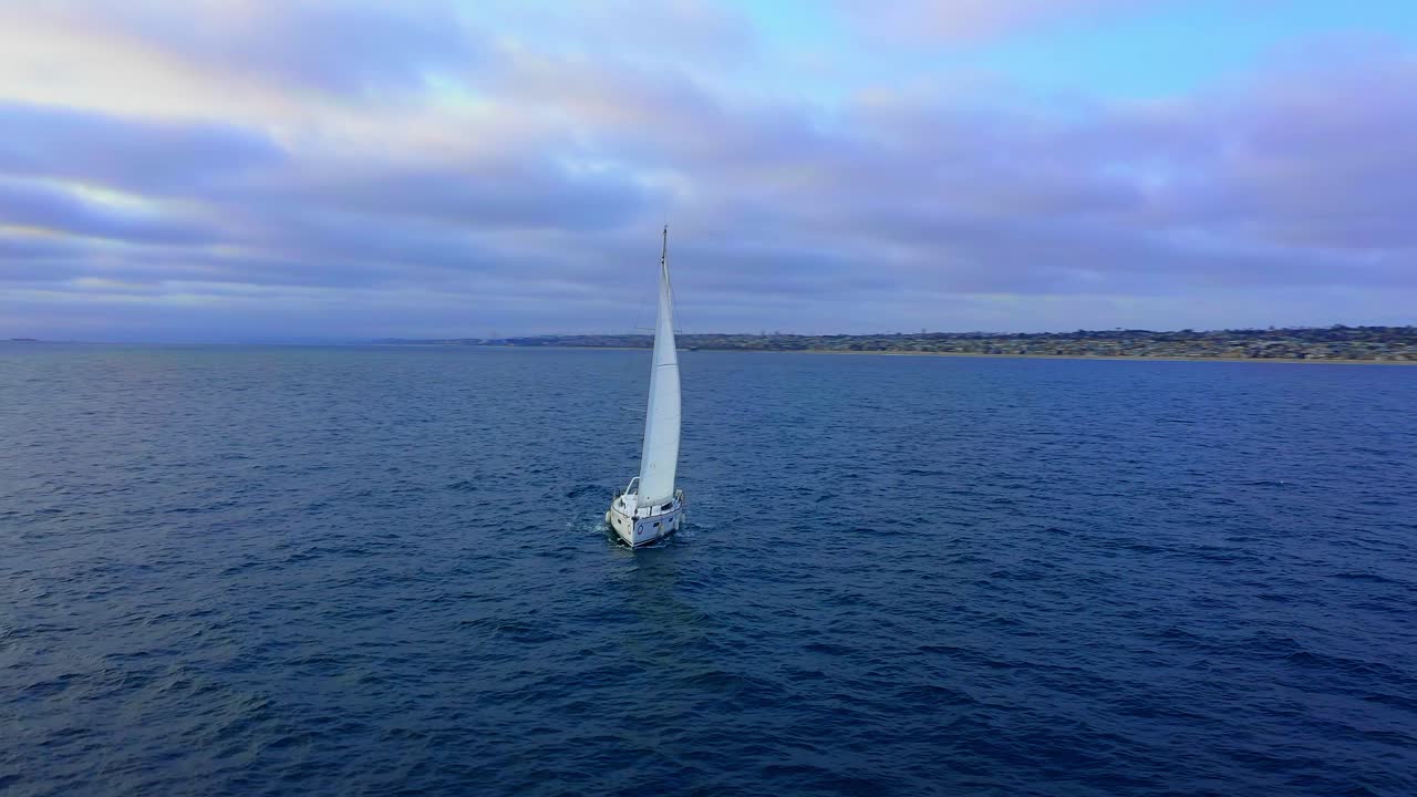 vista de drones volando alrededor de un velero navegando por la costa del sur de california en el océano pacífico