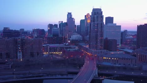 una antena de alto ángulo del centro de minneapolis minnesota en la noche 6