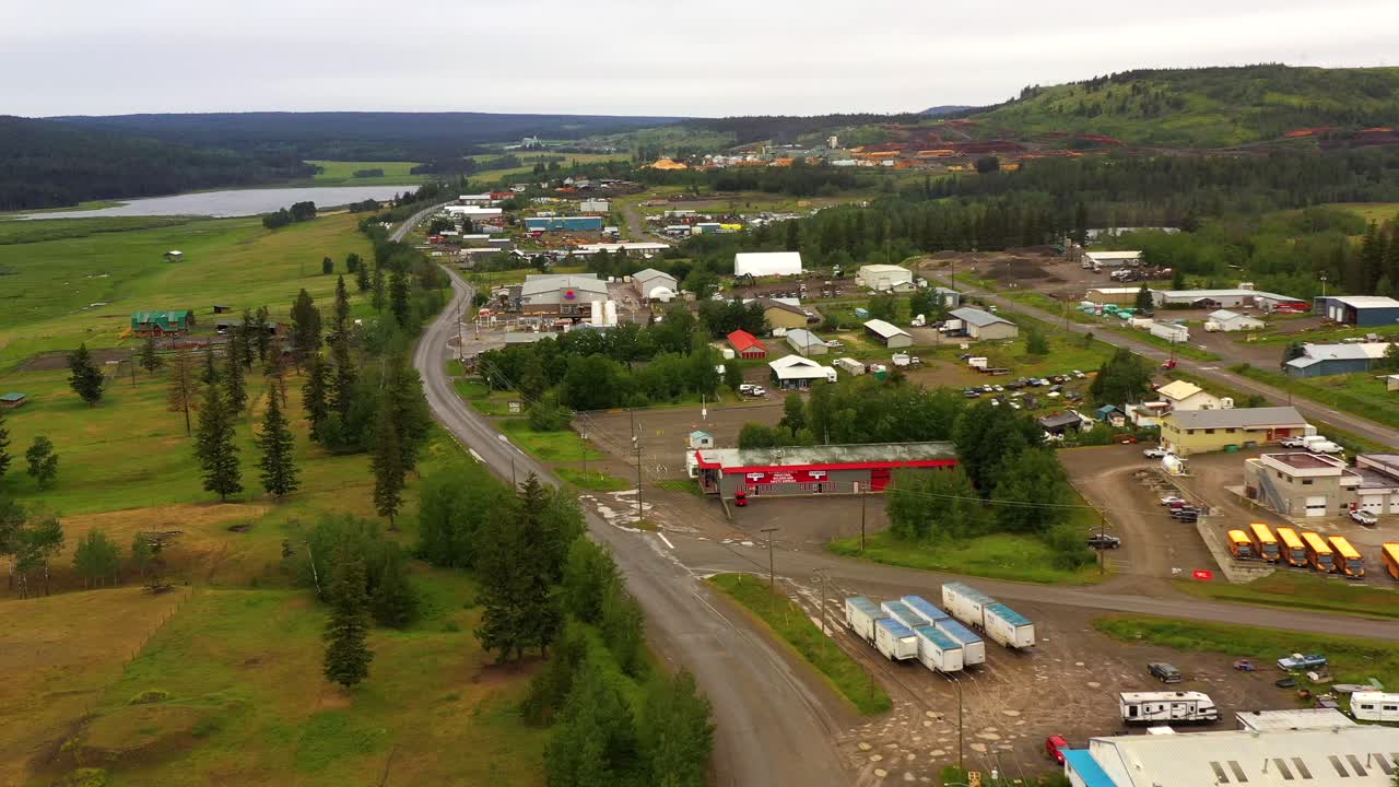 구름에서 카리부까지: 역사적인 100마일 하우스의 매혹적인 공중 전망