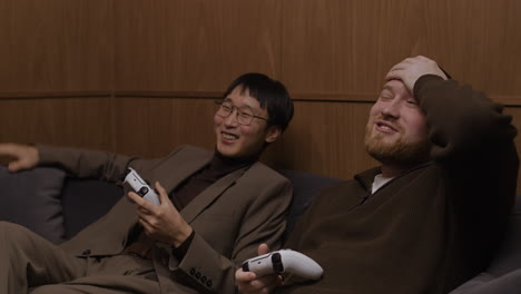 두 친구 가 비디오 게임 을 즐기고 있다