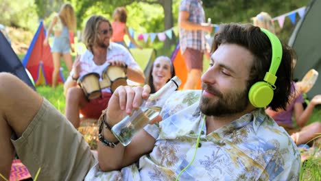 um hipster a ouvir música e a beber.
