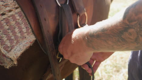 tightning strap horse saddle