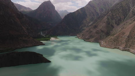 Iskanderkul-The-Lake-Of-Alexander-the-Great-In-Tajikistan's-Sughd-Province,-Central-Asia