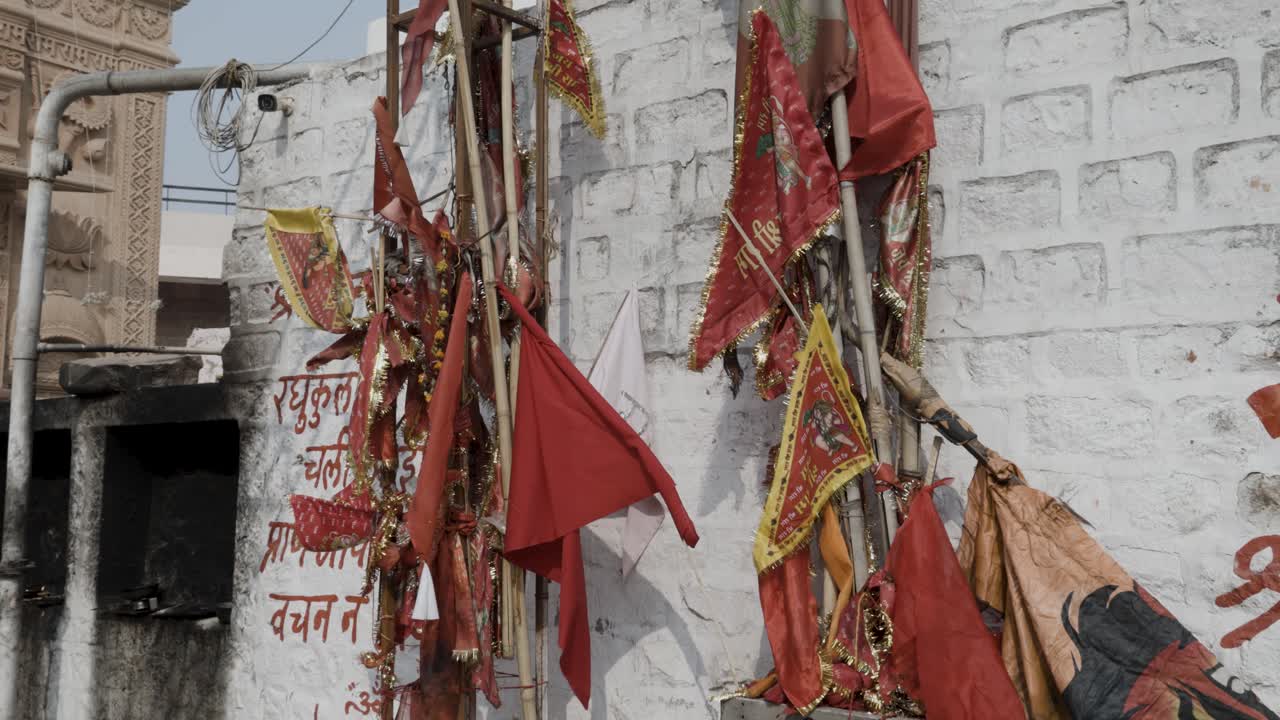 banderas rojas sagradas ofrecidas por los devotos en el templo durante el día