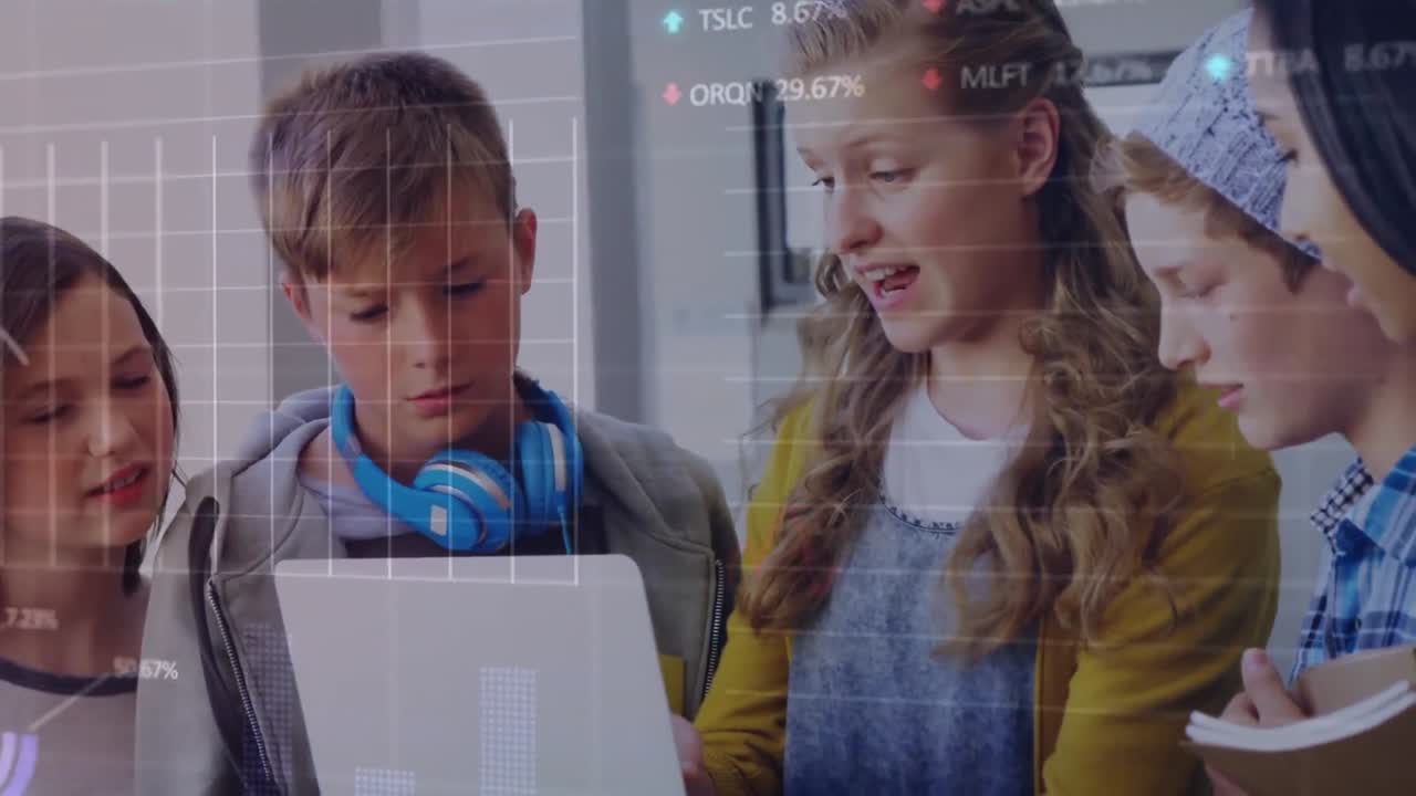 태블릿을 사용하는 백인 학생들에 대한 데이터 처리 애니메이션