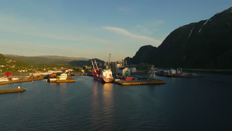 puerto comercial y parque industrial de helgeland, norte de noruega