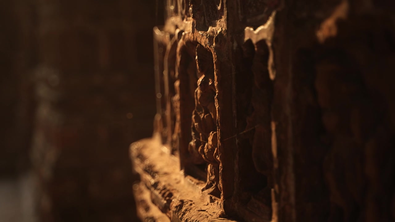 Questa è un'opera d'arte in terracotta sulla parete del tempio; si trova presso il Tempio Krishna Chandraji a Kalna