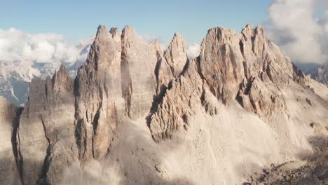 picos irregulares de la cadena montañosa croda da lago iluminada por el sol