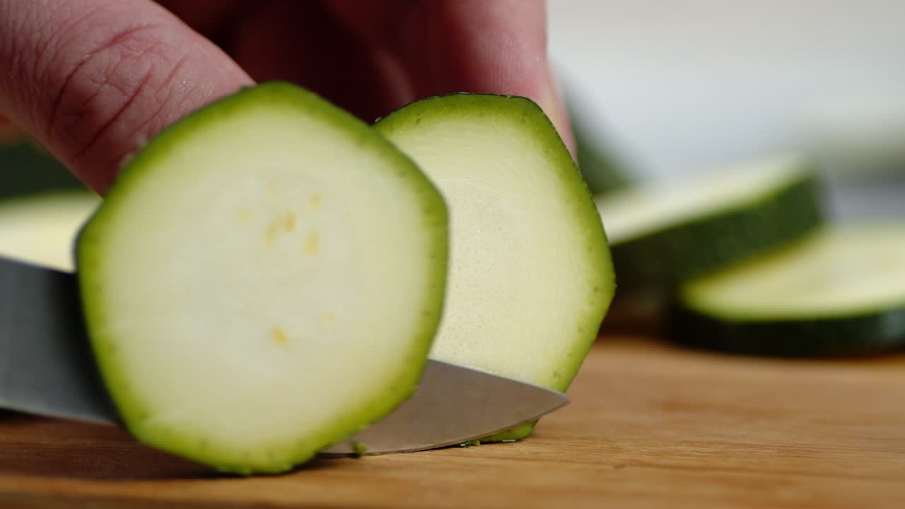 칼로 수치니를 잘라낸 남자 손.