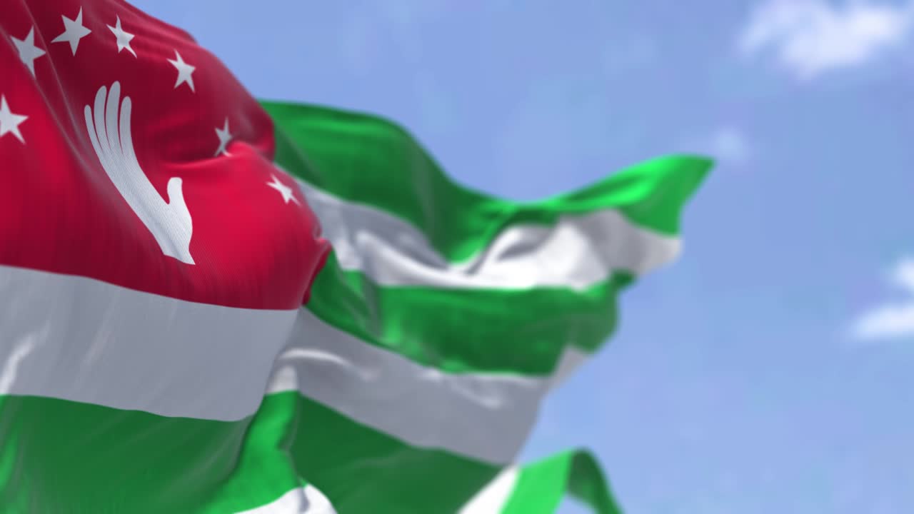 은 날에 바람에 흔들리는 압하시아의 국기 상세한 모습