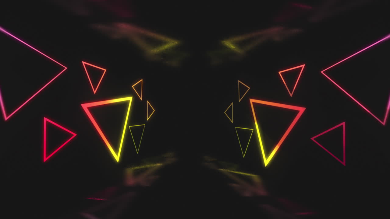 Animazione di triangoli di luce al neon multicolori lampeggianti su sfondo nero