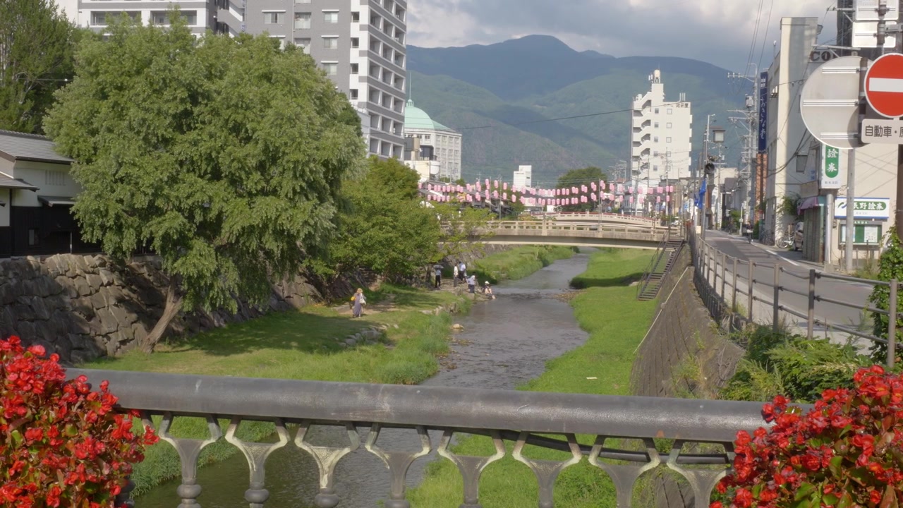 Ponte Sensai sul fiume Metoba a Matsumoto, Nagano, Giappone. - inquadratura ampia