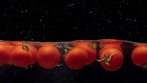tomates cayendo al agua