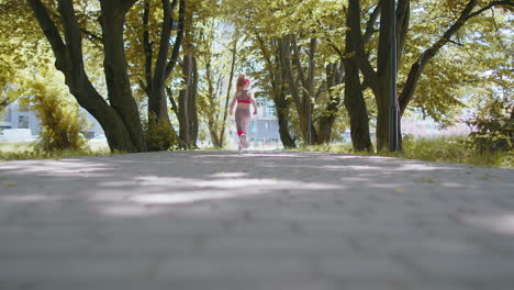 Vista-Posterior-Del-Corredor-Deportivo-En-Forma-Atlética-Joven-Entrenando-Carrera-De-Maratón,-Corriendo-Hacia-Adelante-En-La-Carretera