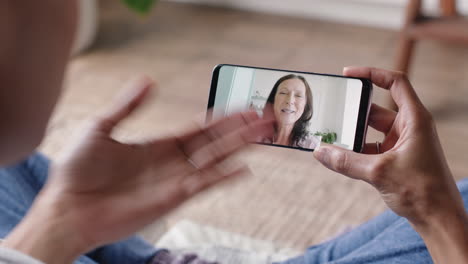 Mujer-Joven-Que-Usa-Un-Teléfono-Inteligente-Para-Chatear-Con-Video-Con-Una-Abuela-Sorda-Comunicándose-Con-Gestos-Manuales-En-Lenguaje-De-Señas-Disfrutando-De-La-Comunicación-En-Línea