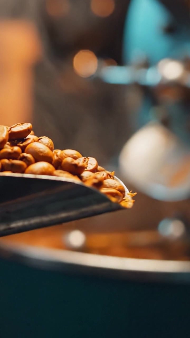 Processo artigianale di torrefazione del caffè: chicchi lavorati a mano con precisione e cura in un vivace ambiente di caffetteria, che mostra la bellezza dell'artigianato.