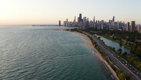 Panorámica-Aérea-Revela-La-Increíble-Orilla-Del-Lago-De-Chicago-Durante-La-Hora-Dorada