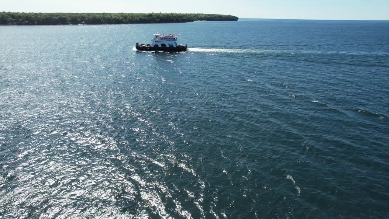 el transbordador de automóviles de la isla de washington cruza el estrecho de porte des morts entre la isla y el continente del condado de puerta ubicado entre la bahía de green bay y el lago michigan