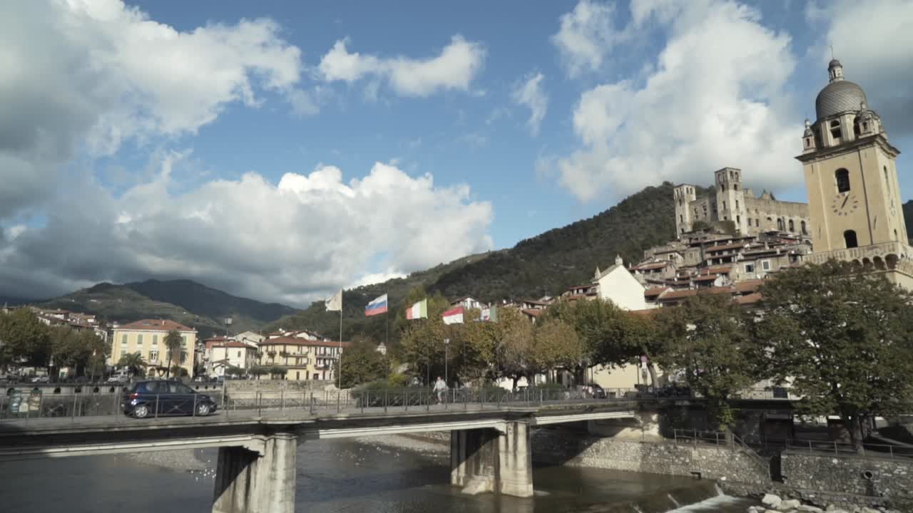 pintoresca ciudad europea con puente y iglesia