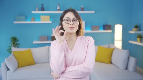 una mujer reflexiva encuentra una buena idea.