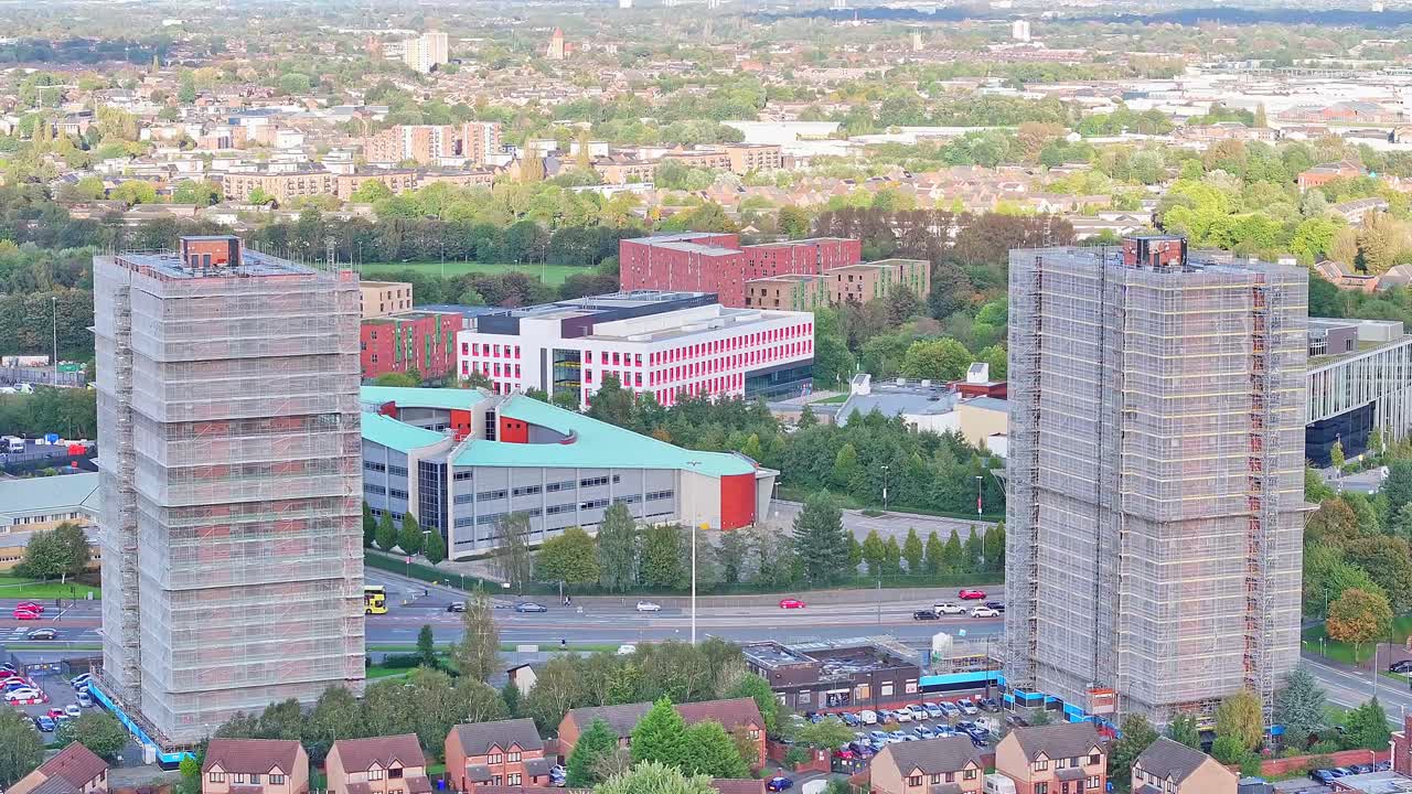 맨체스터에서 건설 중인 2개의 아파트와 몇 개의 주거 주택, 도로를 내려다보는 공중  지브 타입 촬영