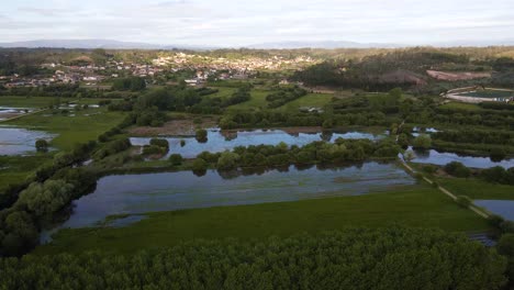 Vista-Aérea-De-4k-Del-Sistema-De-Lagunas-De-Pateira-De-Frossos-En-Albergaria-a-velha,-Drone-Avanzando-Hacia-Las-Casas-En-El-Fondo,-60fps