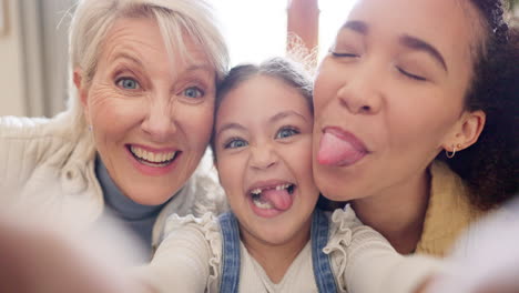 Abuela,-Madre-Y-Niño-Se-Toman-Un-Selfie-Divertido