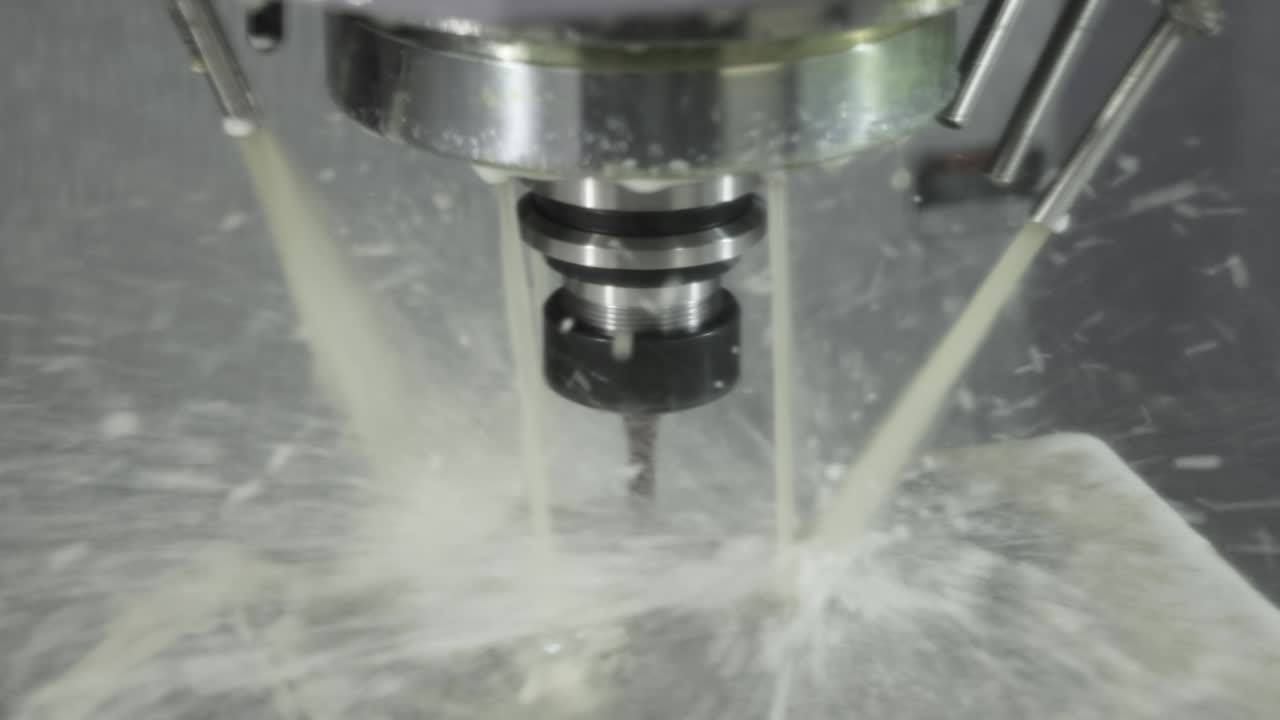 Fresatrice CNC per la lavorazione dei metalli. Taglio della moderna tecnologia di lavorazione del metallo.