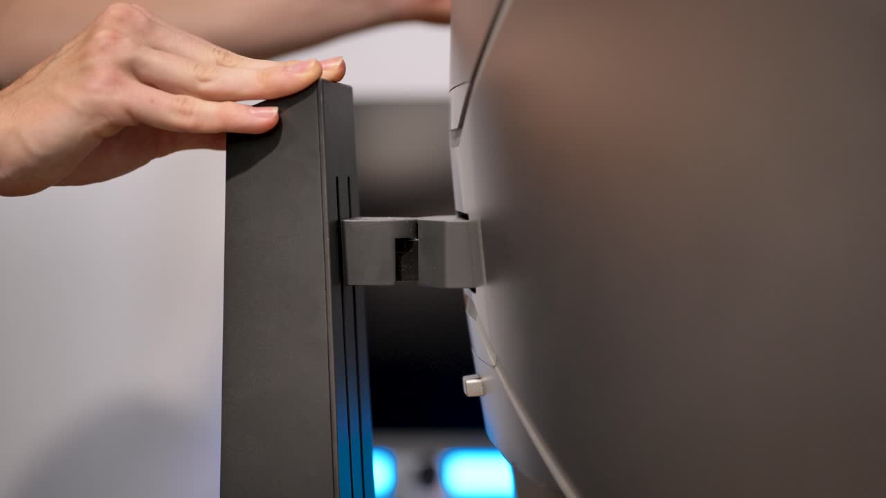 el monitor de la computadora se ajusta lentamente a la izquierda y a la derecha