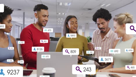 animación de iconos de los medios sobre diversas personas de negocios discutiendo el trabajo