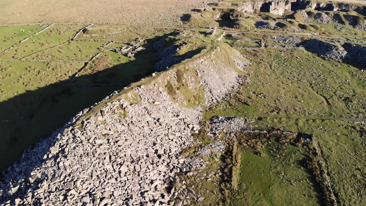 большая куча сложенных камней вблизи карьера фоггинтор