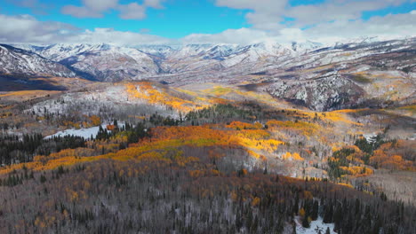 Celestial-Maravilloso-Paso-Kebler-Aéreo-Cinematográfico-Zumbido-Crestado-Butte-Gunnison-Colorado-Estaciones-Chocar-Temprano-Otoño-álamo-Temblón-Rojo-Amarillo-Naranja-Bosque-Invierno-Primero-Nieve-Polvo-Montañas-Rocosas-Adelante-Arriba