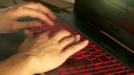 persona escribiendo en un teclado de portátil