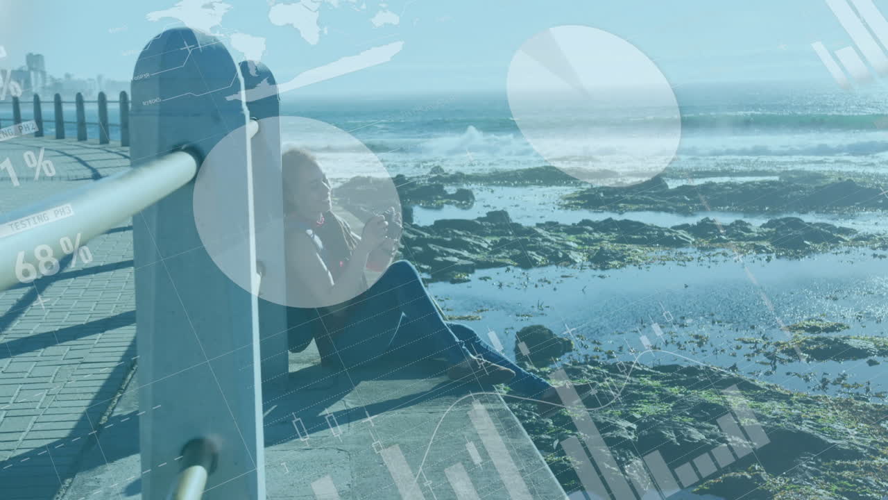 プロメナードでデジタルカメラを握っているアフリカ系アメリカ人の女性に対する統計データ処理