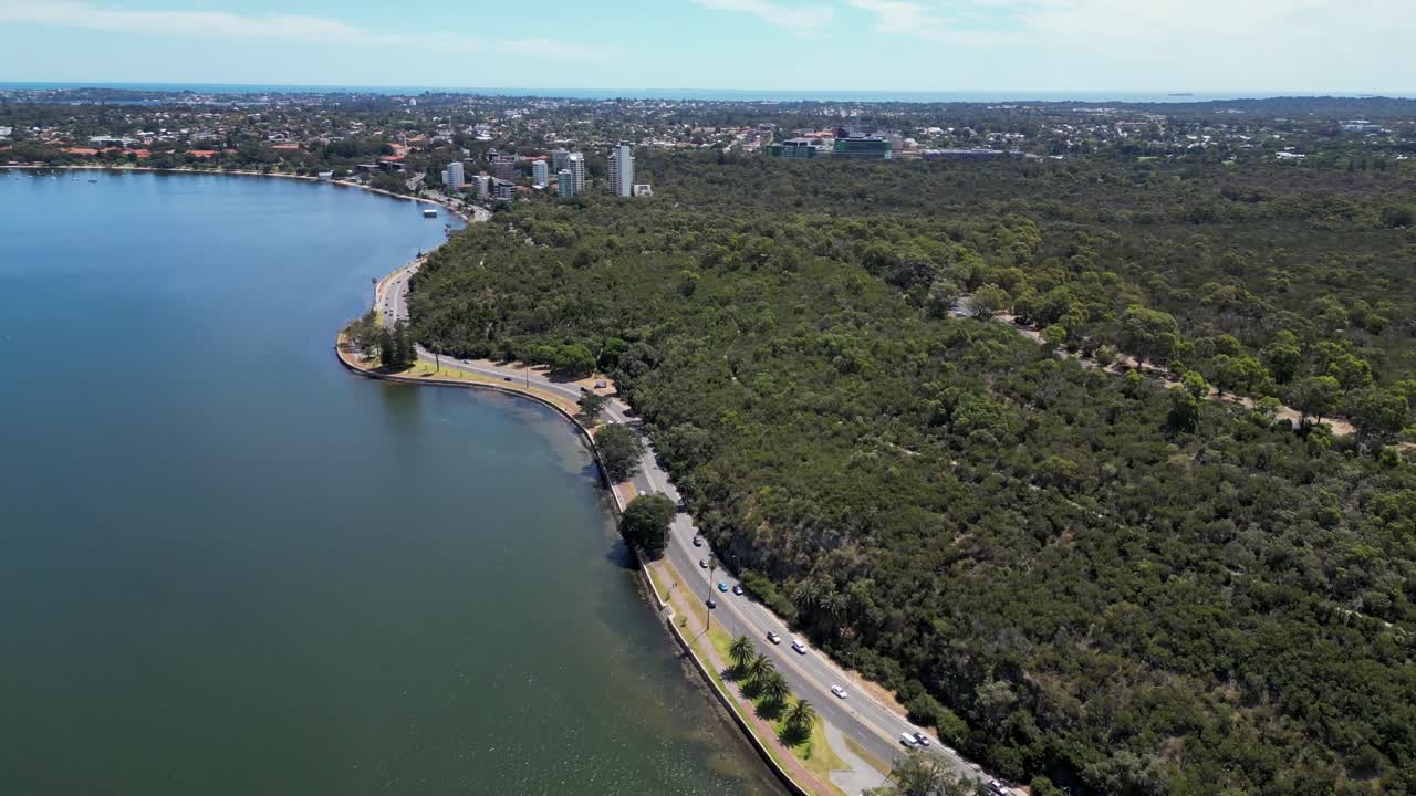 vista aérea de la carretera de mount bay paralela al río swan, parques del centro de la ciudad y rico patrimonio cultural kings park con vistas a perth water, perth, australia occidental