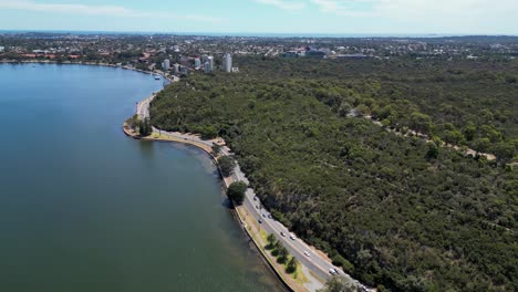 Vista-Aérea-De-Mount-Bay-Road-Paralela-Al-Río-Swan,-Los-Parques-Del-Centro-De-La-Ciudad-Y-El-Rico-Patrimonio-Cultural-Kings-Park-Con-Vistas-Al-Agua-De-Perth,-Perth,-Australia-Occidental