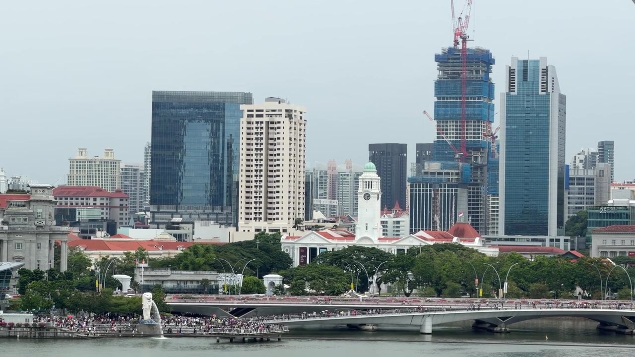 Ponte Jubilee che attraversa il fiume Singapore, skyline urbano del Merlion Park