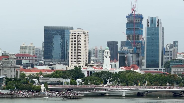 Ponte Jubilee che attraversa il fiume Singapore, skyline urbano del Merlion Park