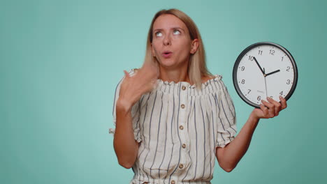 mujer confundida con ansiedad comprobando la hora en el reloj, llegando tarde al trabajo, retrasándose, plazo