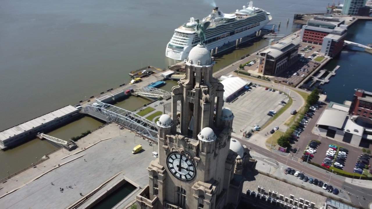 Liver Buildingin liverbirdit näyttävät voimakkailta Mersey-joen yllä.