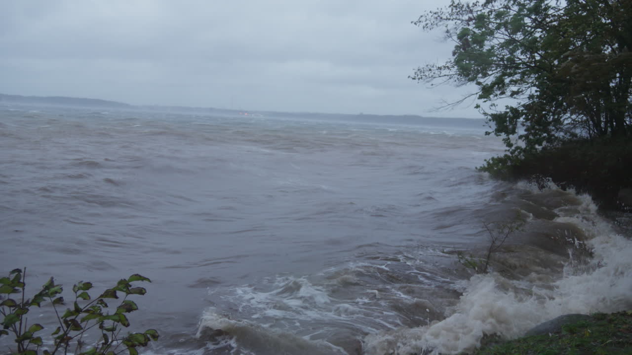 독일 북부 플렌스부르크 피오르드에서 강렬한 폭풍우와 바람에 의한 파도