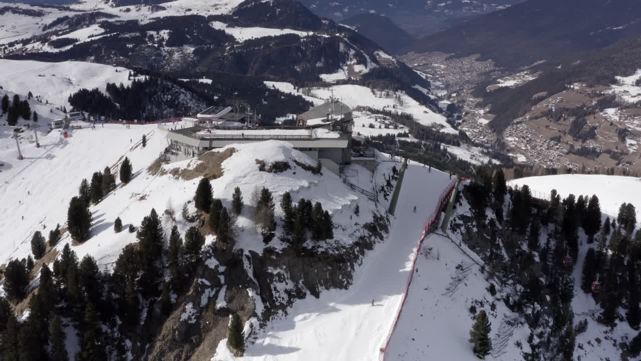 estación de esquí alpina nevada con vistas aéreas