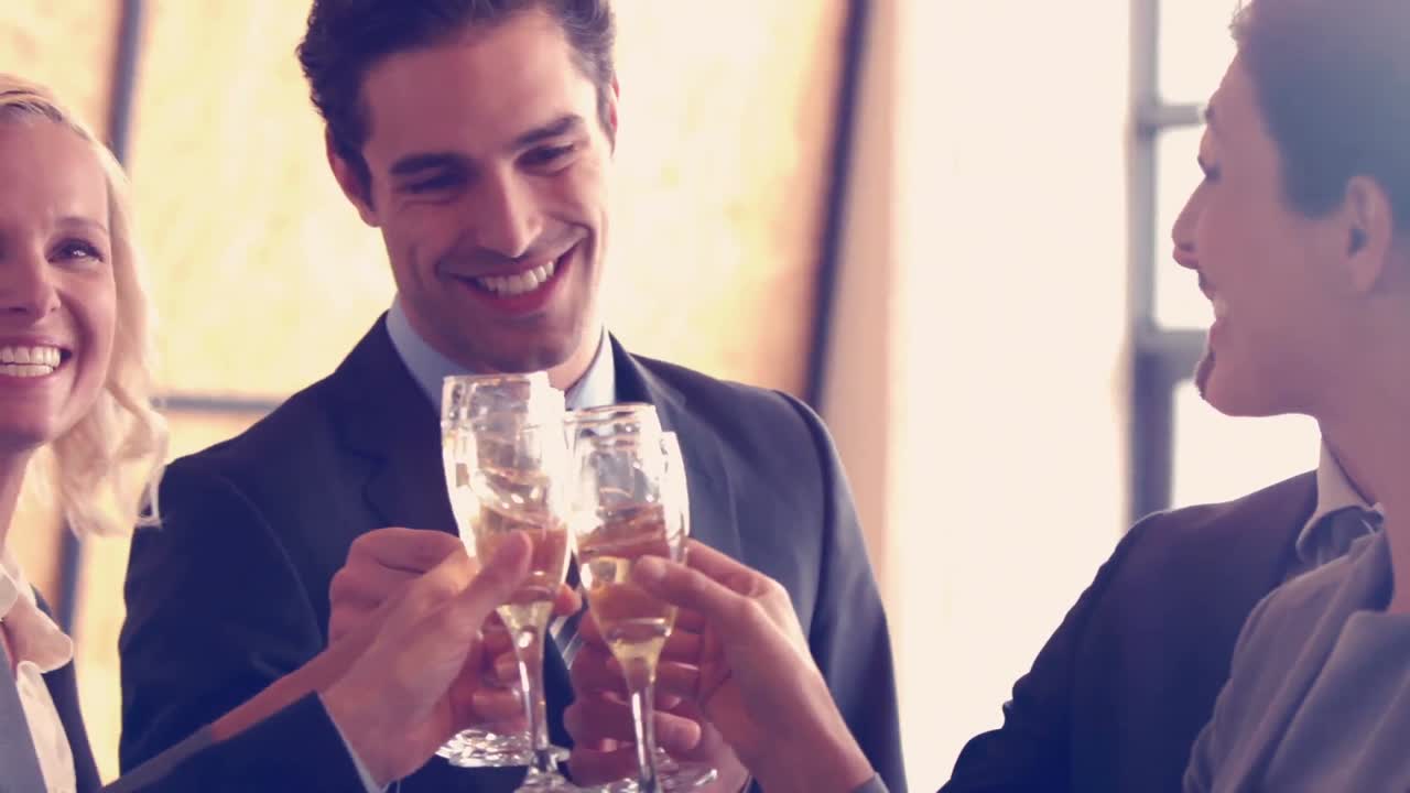 비즈니스 팀이  ⁇ 페인과 함께 토스하고 있습니다.