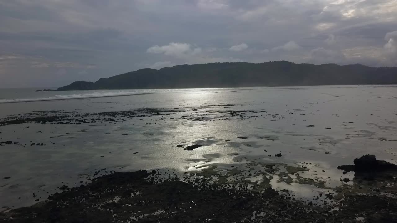 태양 하늘 구름 물에 반영