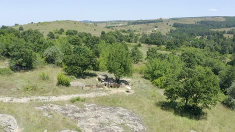 vista aérea de los dolmens tracios con el entorno natural cerca de la aldea de hlyabovo en bulgaria