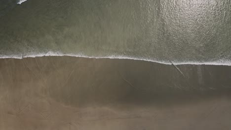 Encuentre-Tranquilidad-En-Las-Serenas-Playas-De-Bali-Mientras-Las-Tranquilas-Olas-Chocan-Rítmicamente-Contra-La-Costa.