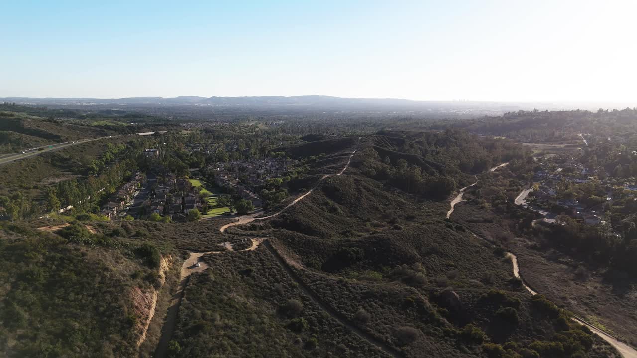 산책로가 있는 언덕의 웅장한 전망, 멀리 있는 교외 동네