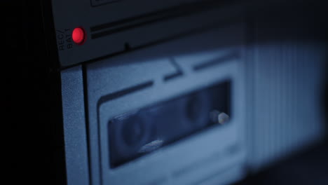 foco de rack desde la luz roja de registro de microcassette hasta los carretes girando en segundo plano