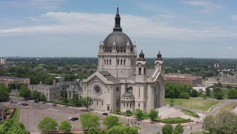 Aerial-close-up-panning-shot-of-the-immense-Cathedral-of-Saint-Paul-in-Minnesota